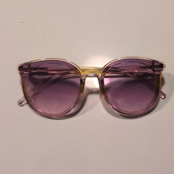 Elegant Pink and Gold Sunglasses - Picture 1 of 2